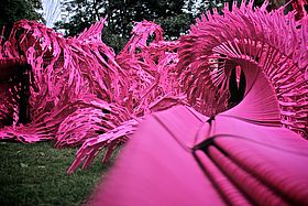 Photographie d'une installation artistique abstraite rose